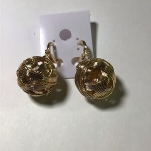 round earrings in 14k gold plated